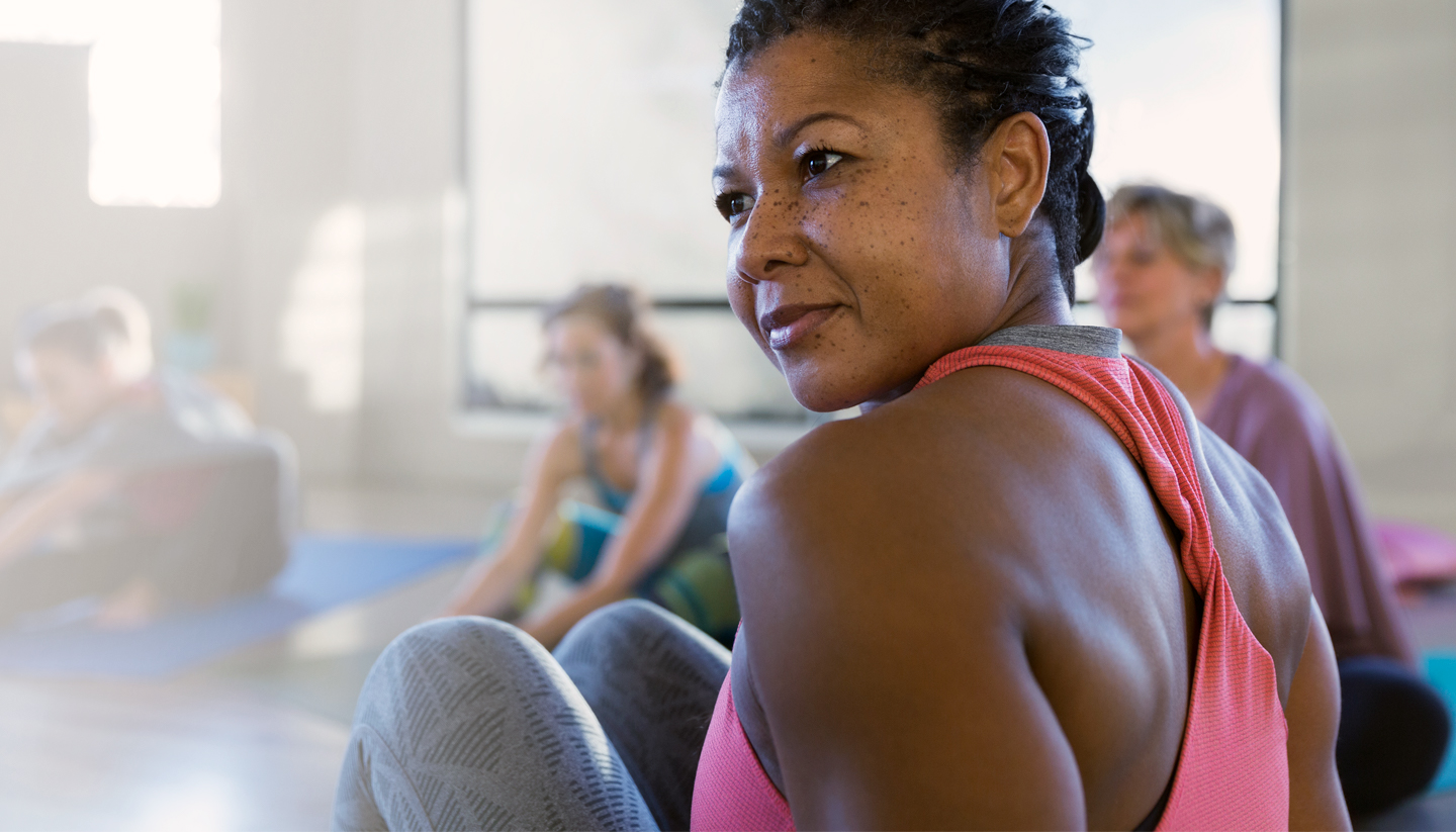 mujer en clase de gimnasia